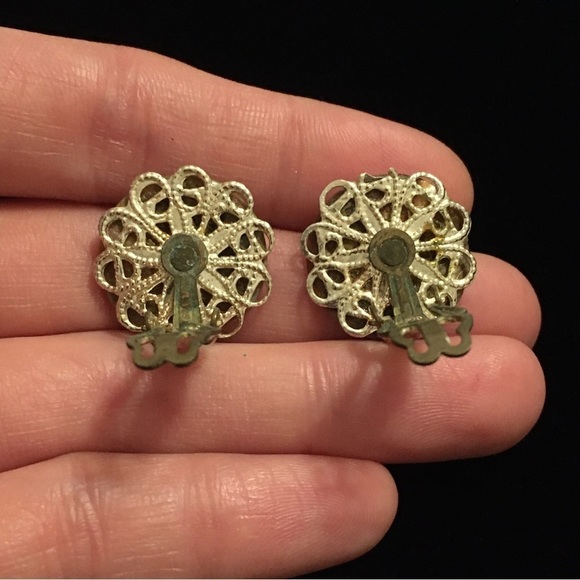 Jewelry - VINTAGE Pearlesque Color Clip On Earrings - Picture 3 of 7